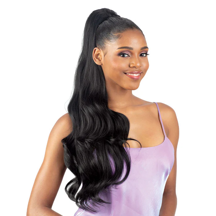 Model Model Gardenia Drawstring Ponytail - MELLOW WAVE 26" - Image 3